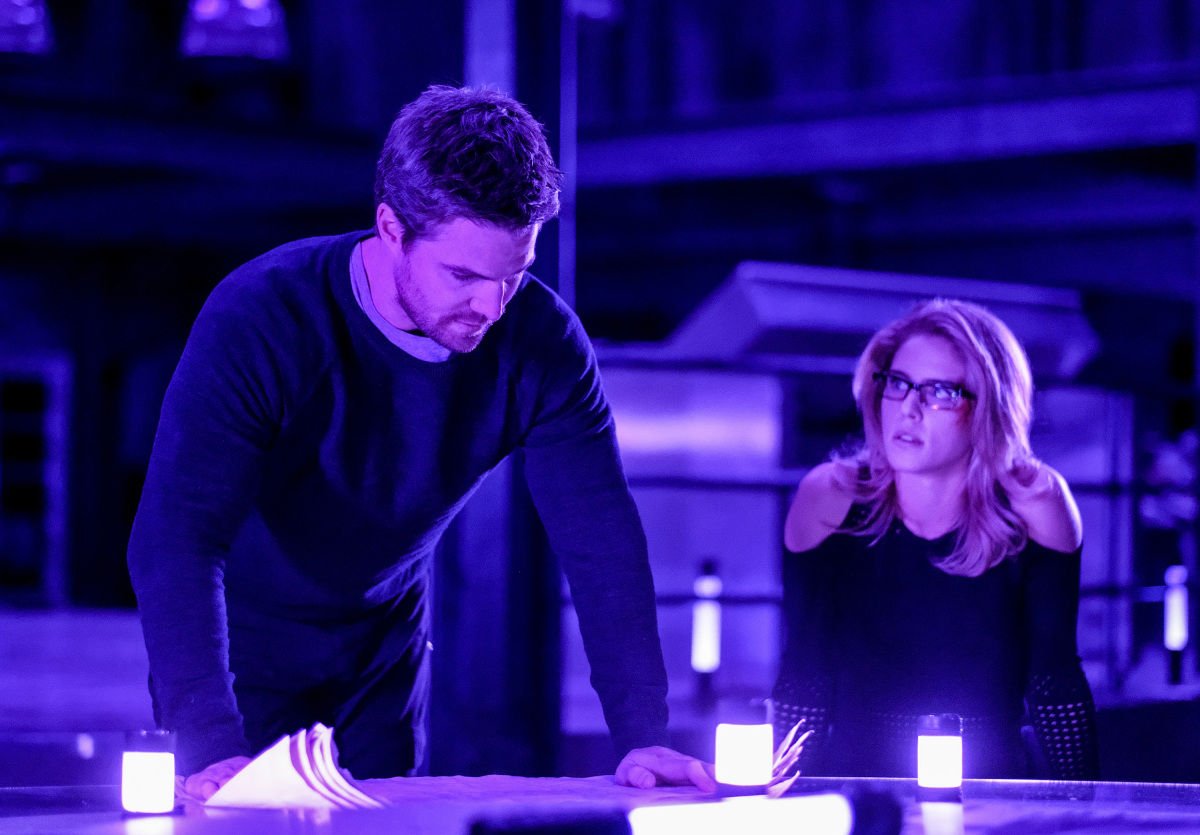 Arrow Oliver And Felicity Are In Deep Trouble In New Photos
