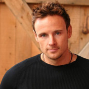 A Gundam Pilot Appears In Arrow Episode 4