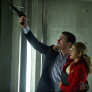 Arrow Ep 22 “Darkness On The Edge Of Town” Images – With John Barrowman & Olicity!