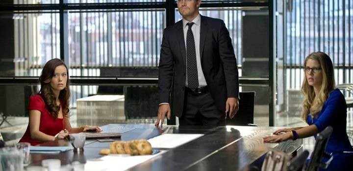 The First Arrow “City Of Heroes” Still Features Summer Glau, Oliver & Felicity