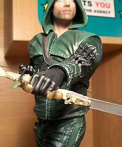 Stephen Amell Will Be Auctioning Off A Signed Arrow Statue For Charity