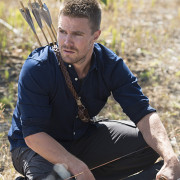 Arrow Spoilers: Stephen Amell Talks Thea, The Crossover, A New Costume & More