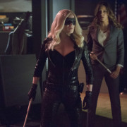 Arrow: 22 Official Images From “Birds Of Prey”