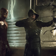 Arrow: Stephen Amell Previews This Year’s Crossover